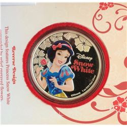 New Zeland Mint: 2015 Disney Princess Snow White Surrounded by Relief Engraved Flowers. 1 Oz .999 pu