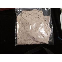 Center Piece + Doilies