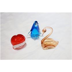 ART GLASS SWAN AND PENQUIN AND VASE