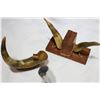 Image 2 : TWO PIECES OF HORN AND BOOKENDS