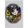 Image 1 : TRAY OF COLLECTIBLE PINS AND KEYCHAINS