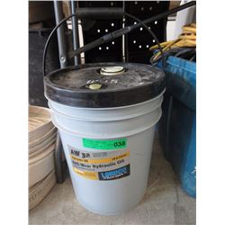 18.9 L Pail of AW32 Hydraulic Oil