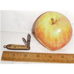 This is lot 116H the tiny very old pocket knife -lot 116H le tres petit couteau de poche tres vieux