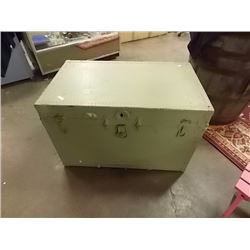 LARGE VINTAGE STORAGE TRUNK