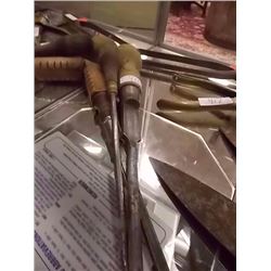 LOT OF VINTAGE SCREW DRIVERS