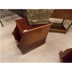 CORNER TABLE WITH MAGAZINE HOLDER & 1 DOOR