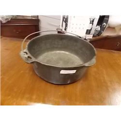 CAST IRON POT WITH HANDLE - 10"