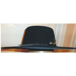 Serratelli hat in the box