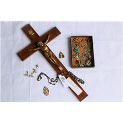 TRAY OF RELIGIOUS JEWELLRY ROSARIES AND CRUCIFIX
