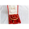 Image 2 : RED CASE WITH GOLD TONE AND RED STONE NECKLACE SET
