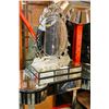 Image 2 : ETCHED MIRRORED VANITY DRESSER