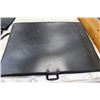 Image 8 : LOT OF ARTIST CASES AND ART WORK
