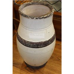 LARGE POTTERY VSE WITH CRAZING