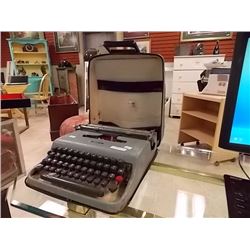 VINTAGE  UNDERWOOD PORTABLE TYPEWRITER
