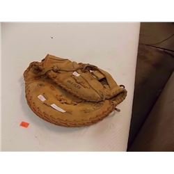 WILSON LEATHER BASEBALL GLOVE