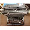 Image 1 : VINTAGE UNDERWOOD TYPEWRITER