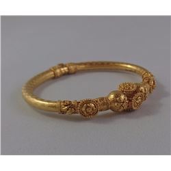 ONE 22KT YELLOW GOLD BANGLE 8.35MM WIDE DECORATIVE GROOVED LINES CREATING A BLOCK LIKE PATTERN