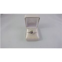 SILVER LADIES RING SET WIH MARQUISE GREEN STONE AND MARQUISE MAUVE STONE ( 1 STONE MISSING)