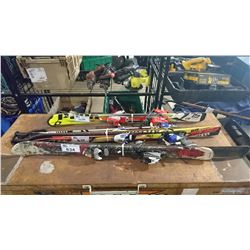 LOT OF 3 PAIRS OF ASSORTED KIDS SKIS