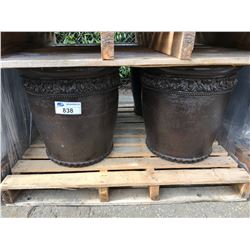 4 SHORT ROUND TEXTURED CEMENT GARDEN PLATERS