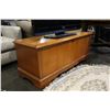 Image 2 : MAPLE BLANKET BOX