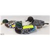 Image 1 : SET OF 3 DUCKS, 2 WOOD AND 1 CERAMIC