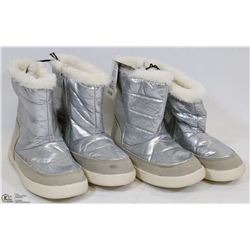 FLAT OF TWO PAIRS SIZE 10 CHILDREN'S BOOTS