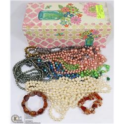 LOT OF ASSORTED VINTAGE JEWELRY FROM 1940-