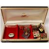 Image 1 : 139) VINTAGE JEWELRY BOX WITH VINTAGE PINS