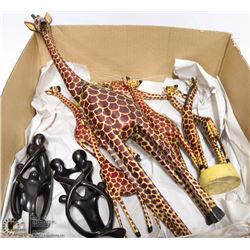BOX W/WOOD SAFARI GIRAFFES & TWO HAND