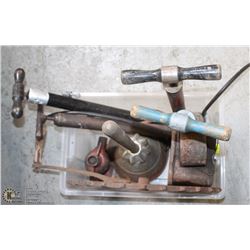 BOX OF VINTAGE ITEMS INCL TIRE PUMP AND MORE