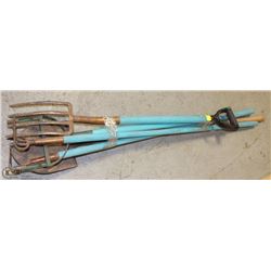 LOT OF ASSORTED GARDEN TOOLS