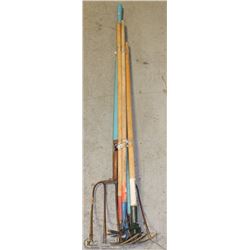LOT OF ASSORTED GARDEN TOOLS