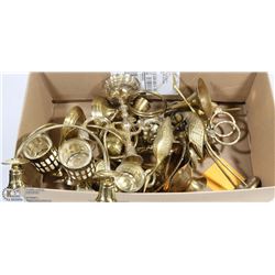 BOX OF ASSORTED BRASS DECOR INCL. CANDLEHOLDERS