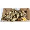 Image 1 : BOX OF ASSORTED BRASS DECOR INCL. CANDLEHOLDERS