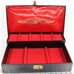 225) VINTAGE JEWELLERY BOX. NO KEY.