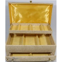 226) VINTAGE JEWELLERY BOX.