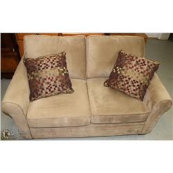 FABRIC LOVESEAT WITH 2 PILLOWS