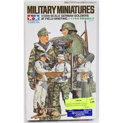 GERMAN SOLDIERS AT FIELD BRIEFING 1/35 SCALE MODEL