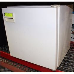 CANADIAN TIRE HOUSEHOLD REFRIGERATOR WITH FREEZER