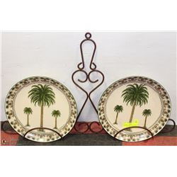 WIRE RACK WITH 2 LARGE PAINTED MATCHING PLATES