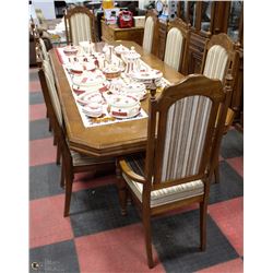 ESTATE OAK TABLE WITH 2 LEAVES AND 6 WOOD CARVED