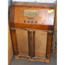 VINTAGE 3FT RCA VICTOR RADIO