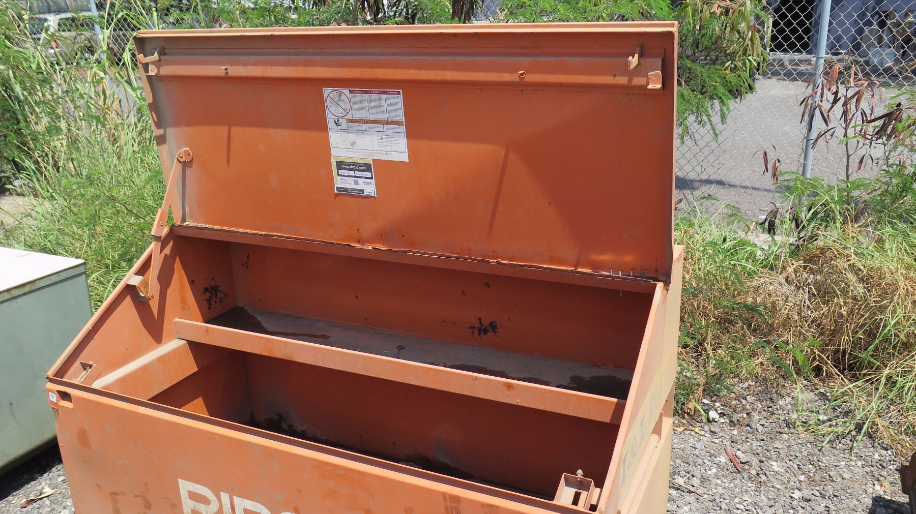 Rigid jobsite box Clearance