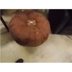 RETRO ROUND STUFFED FOOTSTOOL