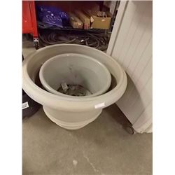 LOT OF PLANT POTS - 3 TTL - PLASTIC