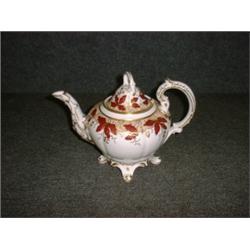 Une théière en porcelaine de Rockingham, vers 1850, à décor de feuilles de chêne pourpre, rose et...