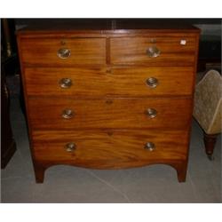 Une commode du début du 19e Siècle en acajou, munie de 2 petits tiroirs au-dessus de 3 longs tiro...