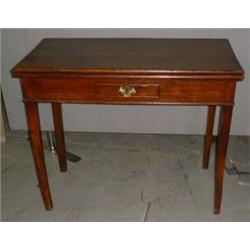 Une table d'époque George III en chêne, vers 1800, le plateau dépliant au-dessus d'un tiroir en c...