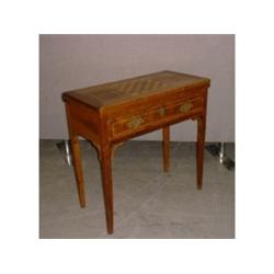 Une table à jeux portugaise d'époque Dona Maria I, vers 1780, le plateau dépliant marqueté d'un d...